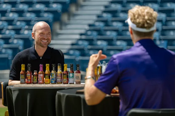 Sean Evans accueille Will Ferrell dans le nouveau spin-off de Netflix, Hot Ones : Extra Heat.