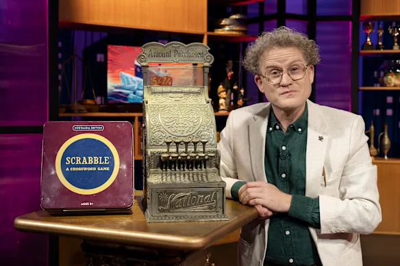 John Safran pose avec ses objets précieux à l'occasion de Eve of Destruction de Shaun Micallef.