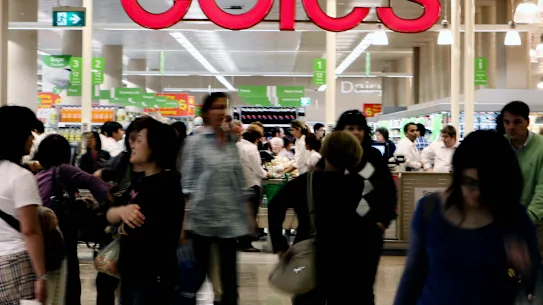 Coles a annoncé que son personnel recommencerait à emballer les sacs des clients à partir de lundi.