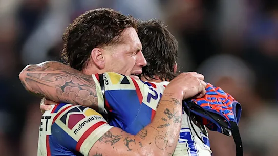 Les larmes coulent pour Kalyn Ponga et Dylan Lucas alors qu'ils célèbrent la victoire improbable de Newcastle.
