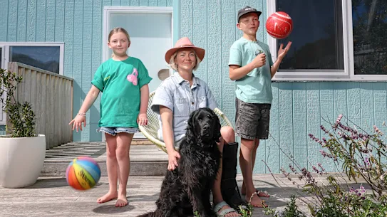 Francesca Steele et ses enfants aînés, Banjo et Jeanie, avec le chien Snoop.