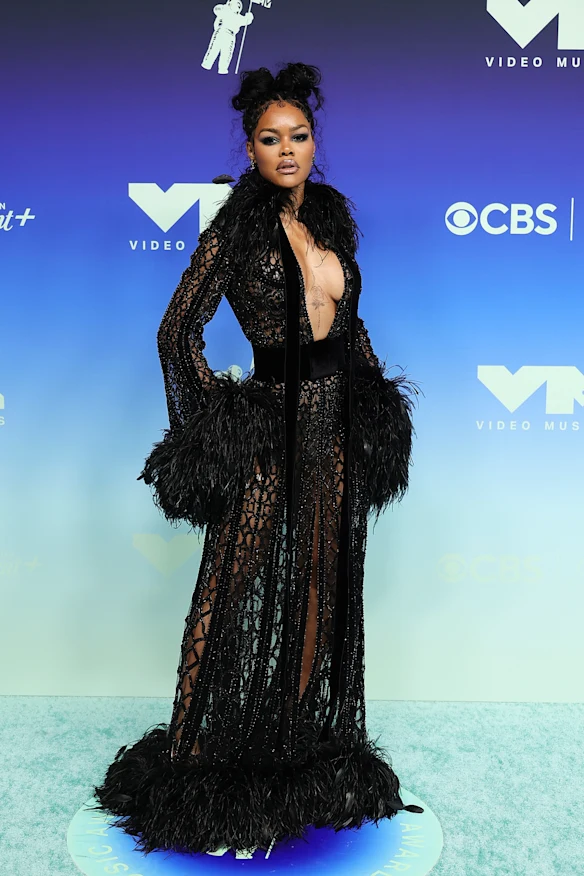 Teyana Taylor Campbell, nominée dans la catégorie meilleure collaboration, sur le tapis bleu.