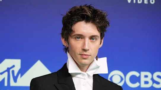 Troye Sivan fait sensation en arrivant à la remise des prix.  