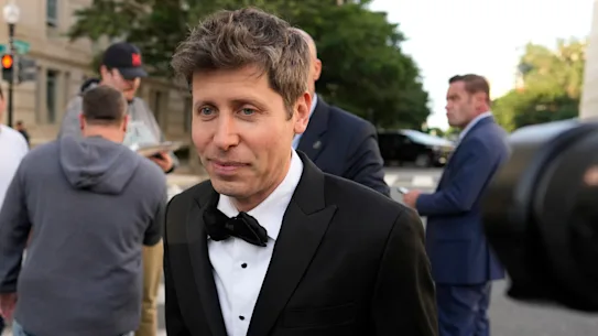 Le PDG d'OpenAI, Sam Altman, se rend à la Maison Blanche pour assister à un dîner d'État organisé en l'honneur du président chinois Xi Jinping.