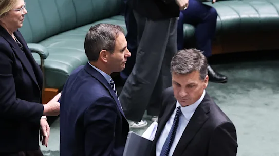 Le trésorier Jim Chalmers et le chef de l'opposition Angus Taylor.