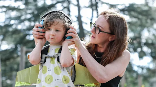 Hannah Elizabeth adore emmener son fils de quatre ans à des concerts depuis qu'il est bébé. L'une des meilleures parties ? Il est toujours parti gratuitement.