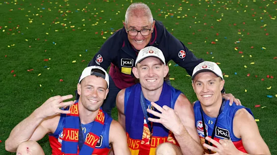 (De gauche à droite) Josh Dunkley, Chris Fagan, Harris Andrews et Hugh McCluggage des Lions posent avec les Premiership Cups 2024, 2025 et 2026.