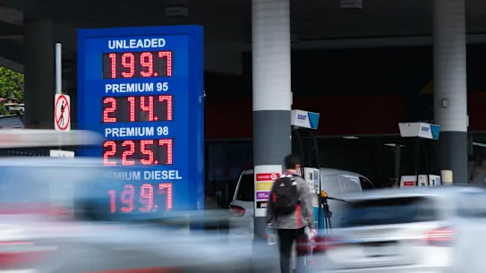 La guerre en Iran a étouffé les approvisionnements en carburant et fait grimper le prix de l’essence et du diesel dans le monde entier.