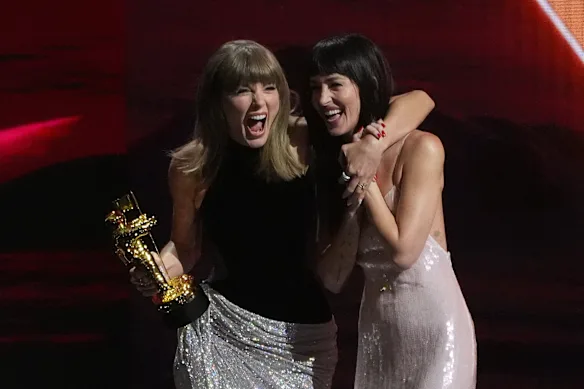 Dakota Johnson (à droite) a remis les honneurs du directeur artistique à Taylor Swift (à gauche) avant la première du clip de Patient Zero.