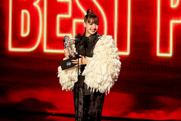 Lisa a été l’une des premières artistes à recevoir un prix aux VMA 2026 – après un délai de 20 minutes.