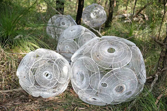 L'œuvre d'art Illusion sur le sentier des sculptures Ku-ring-gai.