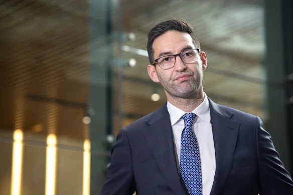Le député de Macnamara Josh Burns s'adresse aux médias après avoir témoigné devant la commission royale.