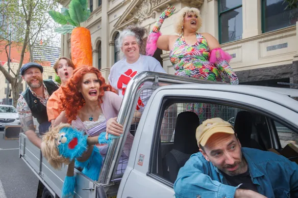 Danny Delahunty, PDG et directeur créatif du Melbourne Fringe Festival, Hayley Edwards avec Carrot, Linh Uendo/Dean, Katie Sfetkidis, Milo Hartil et Mark Wilson (chauffeur) de Till The Day I Die.