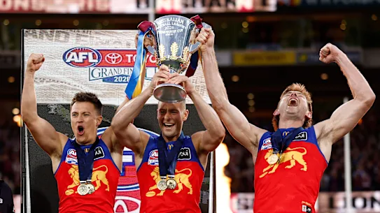 L'entraîneur des Brisbane Lions Chris Fagan et les co-capitaines Hugh McCluggage, Josh Dunkley et Harris Andrews avec la coupe de premier ministre.