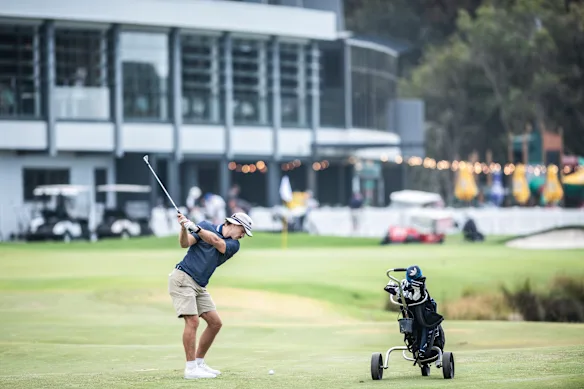 Ryan Papenhuyzen joue beaucoup au golf à la retraite. Il frappe un coup dans le 18e green du Wollongong Golf Club. 