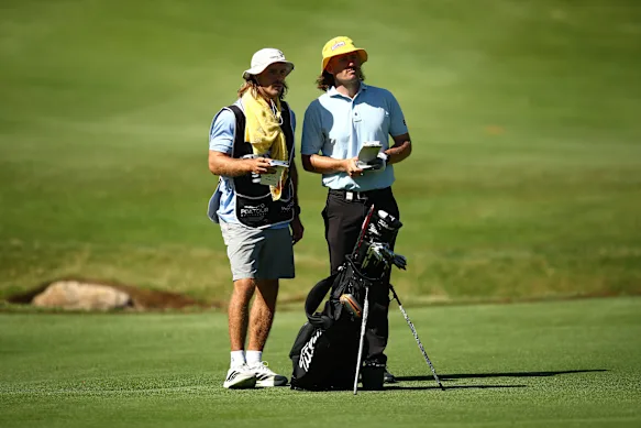 Ryan Papenhuyzen, ancienne star du Melbourne Storm, travaille comme cadet pour le golfeur australien Daniel Gale.