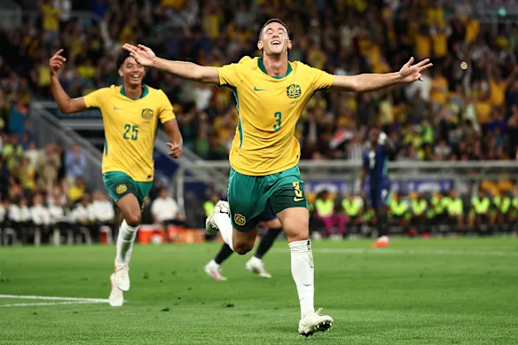 Alessandro Circati célèbre après avoir marqué le premier but de l'Australie contre le Brésil au Suncorp Stadium.