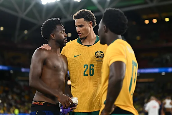 Vini jnr, Tete Yengi et Nestory Irankunda discutent après le match.