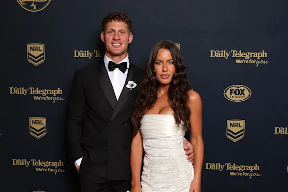 Kalyn Ponga de Newcastle avec sa nouvelle partenaire, la fondatrice australienne de maillots de bain Mimi Bowell.
