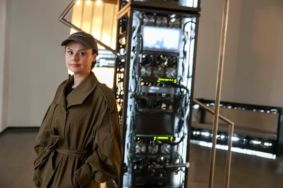Femme contre machine : Amanda Bennetts et son œuvre sculpturale Axis Mundi au Centre australien d'art contemporain.