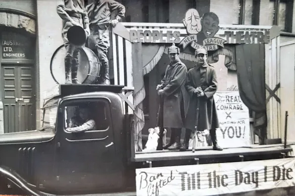  Camion annonçant la production de la pièce antifasciste Till the Day I Die du New Theatre à Sydney, vers septembre 1941. L'interdiction de la pièce avait été récemment levée.