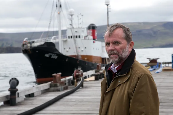 Le magnat de la chasse à la baleine Kristján Loftsson devant l'un de ses deux baleiniers opérationnels en 2015.