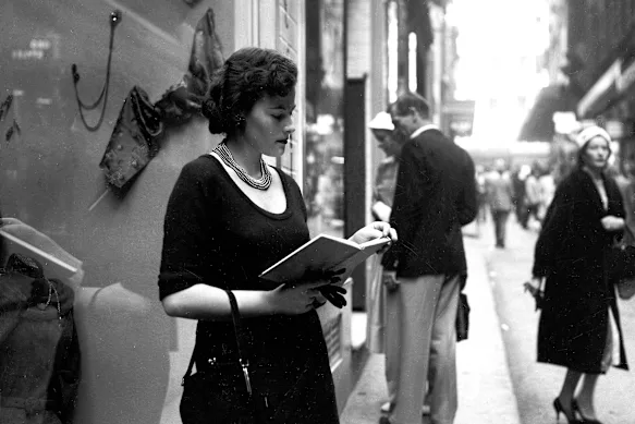La lecture a été déclarée « sexy ». Cette femme, photographiée à Sydney en 1958, était en avance sur son temps.