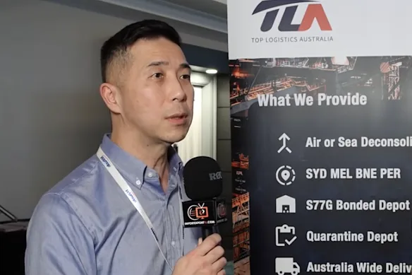 Peter Xie interviewé lors d'une conférence sur la logistique en 2022.