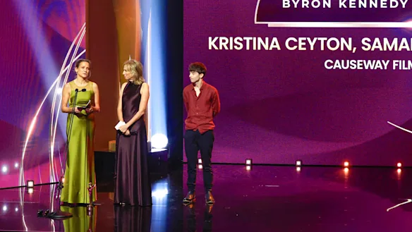 Kristina Ceyton et Samantha Jennings, productrices de The Babadook, Talk To Me and Bring Her Back, avec l'acteur Joe Bird alors qu'elles acceptent le Byron Kennedy Award aux AACTA Awards cette année.