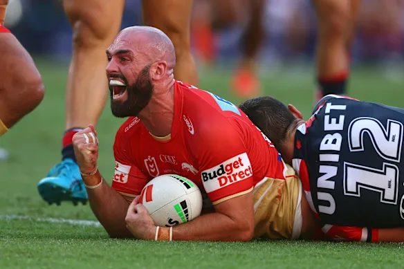 Mark Nicholls a marqué le deuxième essai de l'histoire des Dolphins, lors de leurs débuts contre les Roosters.