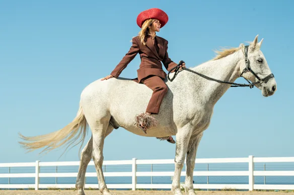 Pip Edwards assistera à la journée Surf to Turf en tant qu'invité spécial et juge des enjeux de mode du Spring Carnival.