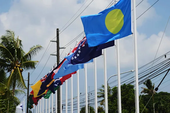 Les drapeaux des États membres flottent devant le lieu du sommet de la réunion des dirigeants du Forum des îles du Pacifique à Koror, aux Palaos.