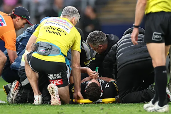 Le personnel médical de Penrith s'occupe de Nathan Cleary.