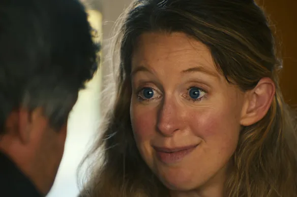 Le regard d'Elizabeth Holmes est plus que troublant dans la bande-annonce de You Can See Everything.