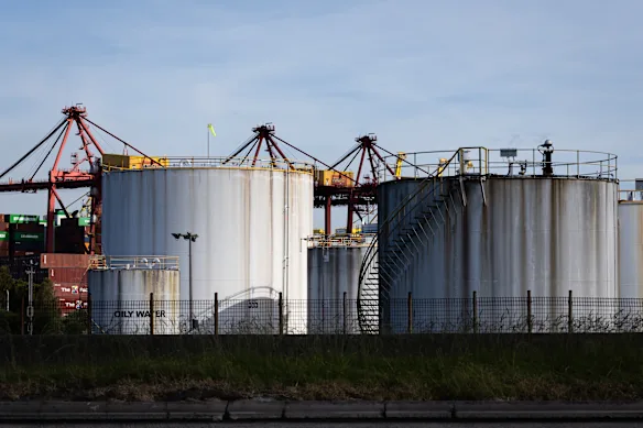 Les distributeurs de carburant indépendants déclarent qu'ils sont confrontés à des difficultés pour acheter de l'essence et du diesel sur le marché au comptant à Newcastle, Brisbane et Sydney.