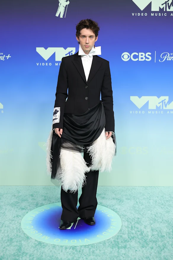 Le style de Troye Sivan reflète sa musique, explorant les idées de genre, de mode et d'expression.