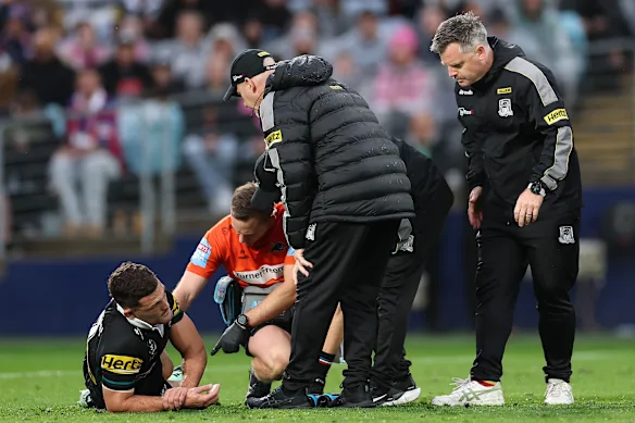 Nathan Cleary et le personnel médical de Penrith dimanche.