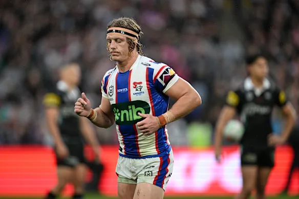 Le talonneur de Newcastle, Phoenix Crossland, est expulsé dimanche.