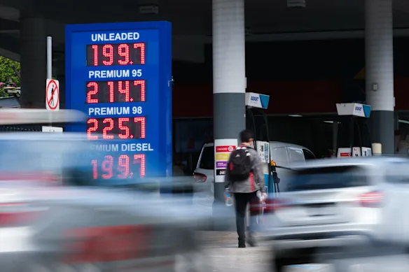 La guerre en Iran a étouffé les approvisionnements en carburant et fait grimper le prix de l’essence et du diesel dans le monde entier.