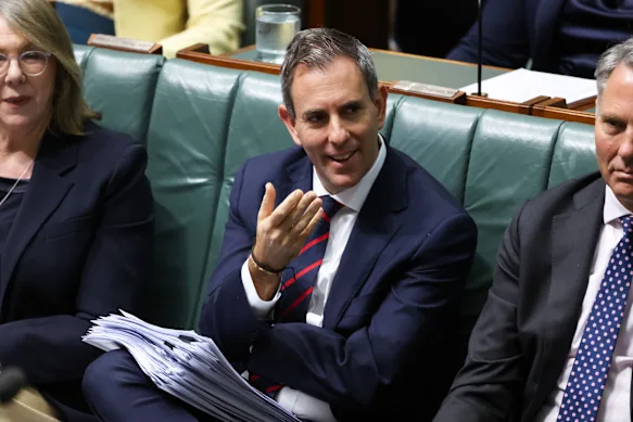 Le trésorier Jim Chalmers a déclaré lundi lors de l'heure des questions que l'Australie avait un fardeau de la dette inférieur à celui de « toutes les grandes économies avancées ».