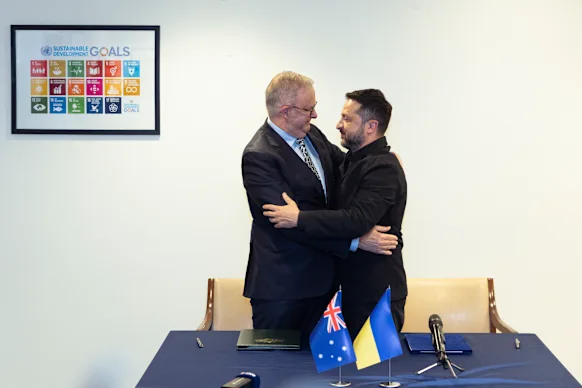 Le Premier ministre Anthony Albanese embrasse le président ukrainien Volodymyr Zelensky lors d'une réunion émouvante à New York.