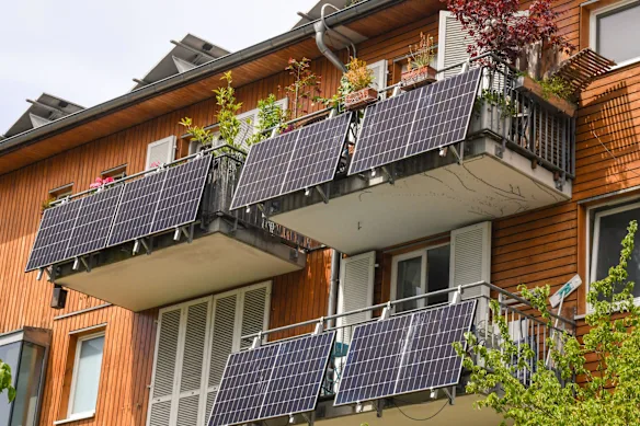 Panneaux solaires portables sur les balcons des appartements à Fribourg, en Allemagne.