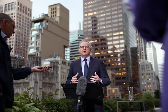 Le Premier ministre Anthony Albanese s'adressant aux journalistes à New York mercredi, AEST.