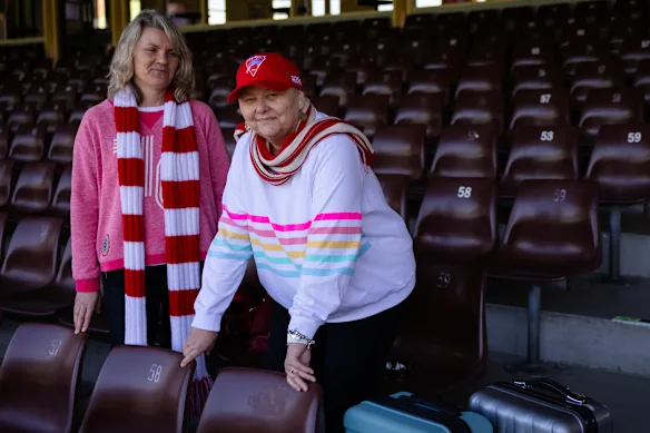 Sally Edmiston (à gauche) et sa sœur Amanda assistent jeudi à un entraînement ouvert pour les Sydney Swans au SCG.