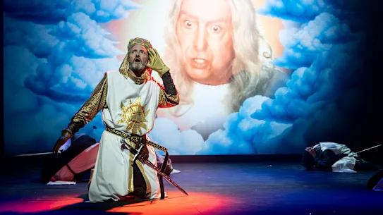 Stephen Curry incarne le roi Arthur dans Spamalot