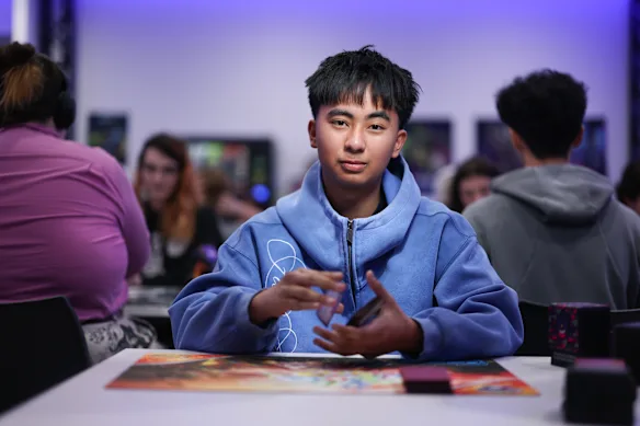 Jacob Sulte, photographié à General Games Highpoint, joue à des jeux de cartes à collectionner Pokémon de manière compétitive depuis quelques années.