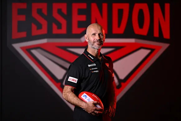Le nouvel entraîneur d'Essendon, Mark McVeigh, retrouvera John Longmire. 