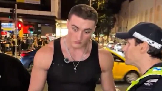 Androgenic, un lookmaxxer basé à Brisbane, a été arrêté à Fortitude Valley ce week-end.