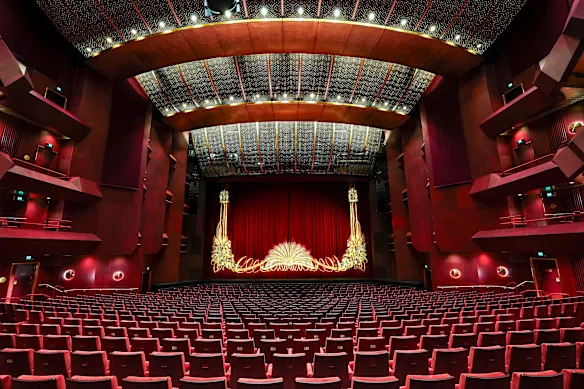 Le célèbre rideau du State Theatre, soigneusement nettoyé, enveloppé dans du plastique et rangé dans les coulisses lors de la rénovation, est désormais de nouveau en place.