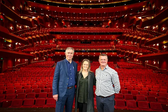 Travail accompli : Hamish Lyon de NH Architecture, Melanie Smith, directrice exécutive des arts du spectacle du Arts Centre Melbourne, et Chris King, directeur du projet de « réimagination » du théâtre, dans le State Theatre rénové.